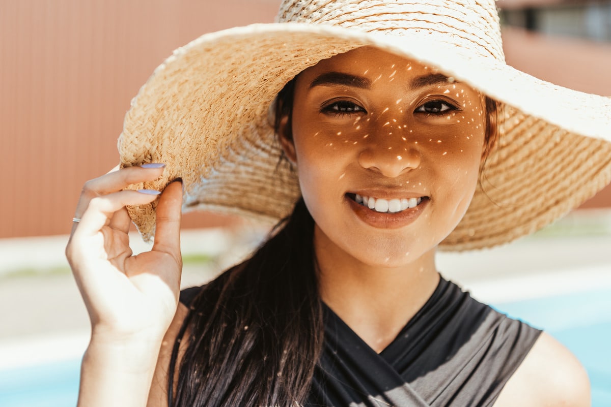 summer glow happy girl with straw hat